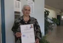 H 86χρονη που πήρε το πτυχίο του Βοηθού Νοσηλευτή