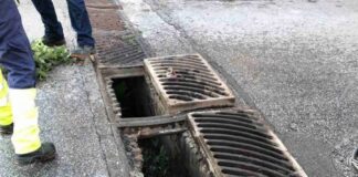 Καθαρίζονται τα φρεάτια στον δήμο Ωραιοκάστρου