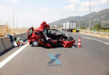 Σφοδρό τροχαίο: Ι.Χ. έπεσε σε φορτηγό σταματημένο σε ΛΕΑ