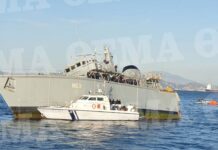Πειραιάς: Πλοίο του πολεμικού ναυτικού συγκρούστηκε έξω από το λιμάνι – Κόπηκε στα δυο και βυθίζεται