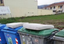 “Νοικοκυραίοι” άφησαν τα μαξιλάρια τους πάνω στους κάδου σκουπιδιών