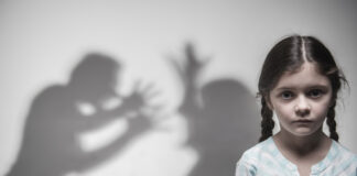 Covid-19 – Ελλάδα: Πώς η ενδοοικογενειακή βία «ξετρύπωσε» για πρώτη φορά στα σπίτια υγιών οικογενειών