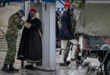 Οι Εύζωνες έβαλαν τις κάπες τους λόγω “Μήδειας” – Με ΡΕΟ η αλλαγή της Προεδρικής Φρουράς, φωτο