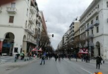 ΤΩΡΑ: Πορεία με πάνω από 5.000 άτομα στη Θεσσαλονίκη για την εκκένωση του ΑΠΘ, βίντεο