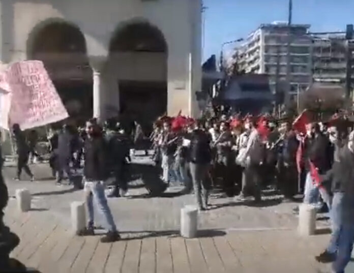 2021-03-04 15_21_05-ΤΩΡΑ_ Πολυπληθής πορεία στη Θεσσαλονίκη από φοιτητές - εκπαιδευτικούς (ΒΙΝΤΕΟ) -