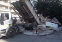 Ο δήμος Δέλτα “επιστρέφει” τα στρώματα που πετάχτηκαν στο Γαλλικό στο Ιπποκράτειο, βίντεο
