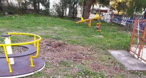 Ωραιόκαστρο: Μια ακόμη άθλια-επικίνδυνη παιδική χαρά – Αντιδράσεις πολιτών