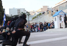 Ο πυρρίχιος στο Μνημείο του Άγνωστου Στρατιώτη για τα 102 χρόνια από τη Γενοκτονία των Ποντίων (video)