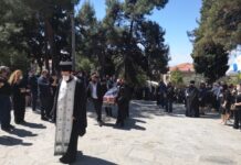 Το τελευταίο αντίο στον πατέρα Εμμανουήλ