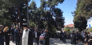 Το τελευταίο αντίο στον πατέρα Εμμανουήλ