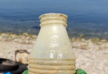 Θεσσαλονίκη: Μπουκάλι πλαστικό γάλακτος ηλικίας 37-50 ετών βρέθηκε σε παραλία