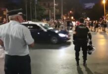 Θεσσαλονίκη ζωντανά τώρα: Πορεία κατά των υποχρεωτικών εμβολιασμών – Φραγμός των ΜΑΤ