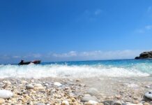 Η Ελλάδα Κατέχει Ξανά τη 2η Θέση Παγκοσμίως στις «Γαλάζιες Σημαίες» – Ρεκόρ με 623 Βραβευμένες Ακτές