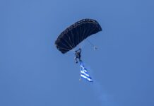 Θεσσαλονίκη: Εντυπωσιακή πτώση αλεξιπτωτιστών στη στρατιωτική παρέλαση, βίντεο
