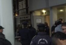 Πέραμα: Με χειροπέδες και χειροκροτήματα οι 7 αστυνομικοί στον ανακριτή