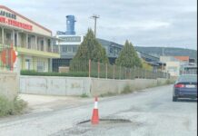 Ωραιόκαστρο: Κώνος προειδοποιεί για επικίνδυνη λακκούβα στο δρόμο