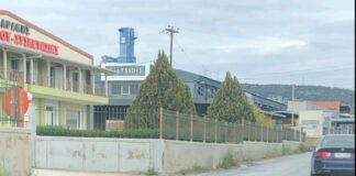 Ωραιόκαστρο: Κώνος προειδοποιεί για επικίνδυνη λακκούβα στο δρόμο