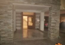 Ο Στάθης Παναγιωτόπουλος, φορώντας χειροπέδες, «επιστρέφει» στο σπίτι του, συνοδεία αστυνομικών, βίντεο