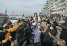 Θεσσαλονίκη: 19χρονος έπιασε τον σταυρό στον αγιασμό των υδάτων (ΦΩΤΟ -ΒΙΝΤΕΟ)
