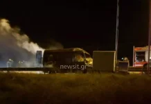 Θεσσαλονίκη: Βίντεο σοκ από τροχαίο – Έβγαλαν 26χρονο μέσα από το φλεγόμενο αυτοκίνητο