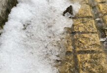 Διαμαρτύρονται οι μαθητές των Λυκείων Ωραιοκάστρου – Παγώνουν στις αίθουσες, γλιστρούν στην αυλή