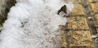 Διαμαρτύρονται οι μαθητές των Λυκείων Ωραιοκάστρου – Παγώνουν στις αίθουσες, γλιστρούν στην αυλή