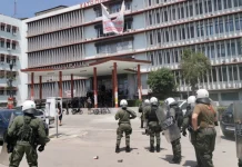 Θεσσαλονίκη: Μετά τα επεισόδια φοιτητών-ΜΑΤ αλληλέγγυοι έκαναν πορεία με συνθήματα κατά της αστυνομίας