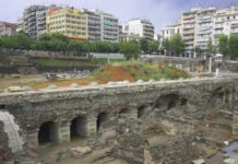 Θεσσαλονίκη: Νεαρό ζευγάρι έχασε την ισορροπία και έπεσε από κάγκελα στην Αρχαία Αγορά