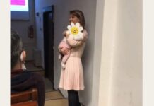 Τρυφερές εικόνες στο ΑΠΘ – Φοιτήτρια πήρε το μωρό της μαζί στο μάθημα