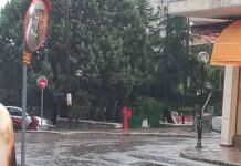 Ταμπέλα έπεσε απο την κακοκαιρία στο Ωραιόκαστρο – Σε ισχύ τα έντονα φαινόμενα