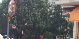 Ταμπέλα έπεσε απο την κακοκαιρία στο Ωραιόκαστρο – Σε ισχύ τα έντονα φαινόμενα