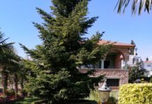 Μια ιστορική βίλα με μεγαλοπρεπή κήπο πωλείται στο Ωραιόκαστρο