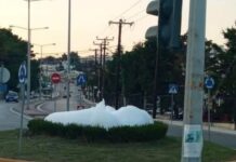 Ωραιόκαστρο: Γέμισε σαπουνάδες το συντριβάνι στην οδό Θεσσαλονίκης – Προσοχή στο δρόμο!
