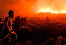Μαίνεται ανεξέλεγκτη η φωτιά στην Πεντέλη – Ποιες περιοχές έχουν εκκενωθεί