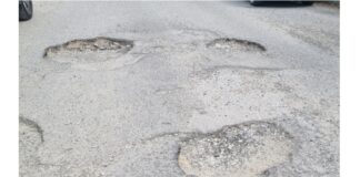 Χαλκιδική: Σκουπίδια, δυσωδία και δρόμοι γεμάτοι λακκούβες στο Πευκοχώρι, φωτορεπορτάζ