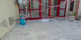 Ωραιόκαστρο: Άκρως επικίνδυνο δημοτικό κτήριο στο Μονόλοφο – Πέφτουν οι τοίχοι