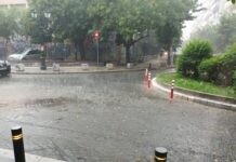 Θεσσαλονίκη: Ποτάμια οι δρόμοι στο κέντρο της πόλης – Παρασύρθηκαν οχήματα (βιντεο)