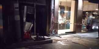 Αυτοκίνητο “καρφώθηκε” σε βενζινάδικο στη δυτική Θεσσαλονίκη, βίντεο