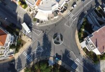 Δημιούργησαν κυκλικό κόμβο απο μεταχειρισμένα λάστιχα και τον γέμισαν λουλούδια