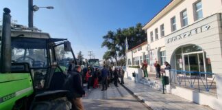 ΤΩΡΑ Ωραιόκαστρο: Παράσταση διαμαρτυρίας απο αγρότες – Κλειστή η οδός Κομνηνών