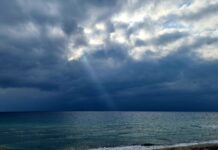 Ο καιρός σήμερα : Παραμένει σε υψηλά επίπεδα ο υδράργυρος – Που θα βρέξει