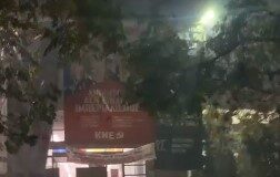 ΤΩΡΑ – Θεσσαλονίκη: Φωτιές και οδοφράγματα μπροστά στην Πολυτεχνική Σχολή (Live Video)