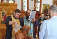 Ινδός βαπτίστηκε Χριστιανός στην Καβάλα