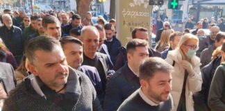 Την αγορά του Ωραιοκάστρου επισκέφτηκε ο πρόεδρος του ΚΙΝΑΛ – Συζήτηση με τον πρόεδρο του Ε.Σ.Ω.