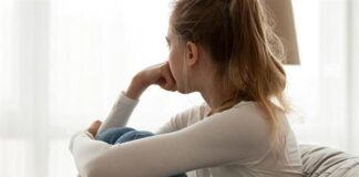 Η χειρότερη μοναξιά είναι αυτή που βιώνουμε με τους «δικούς μας ανθρώπους»