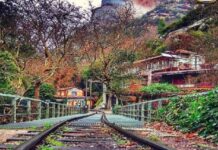 Αυτό είναι το «κινηματογραφικό» χωριό της Πελοποννήσου… στην αγκαλιά ενός φαραγγιού, βίντεο