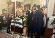 Ο Σάββας Αναστασιάδης στην κηδεία του Μανούσου Βολουδάκη στα Χανιά