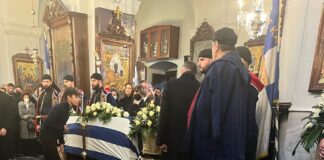 Ο Σάββας Αναστασιάδης στην κηδεία του Μανούσου Βολουδάκη στα Χανιά