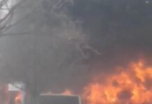 ΤΩΡΑ Φωτιά σε λεωφορείο μέσα στα κοιμητήρια Ευόσμου