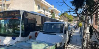 ΤΩΡΑ Ωραιόκαστρο Μποτιλιάρισμα σε κεντρικό δρόμο 4 λεωφορεία του 56 σταματημένα